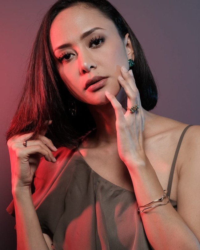 Chika pun memutuskan kembali menjalani tes swab. Begitu juga kedua orangtuanya. Tak disangka, dia kembali dinyatakan positif COVID-19, sedangkan kedua orangtuanya negatif. Itu rasanya kayak lebih terguncang da sedih banget dibandingkan dinyatakan pertama kalinya itu. Ini kenapa kok bisa terulang lagi, langsung saya telepon dokter. Dokter pun memberikan penjelasan dan obat anti virus dari rumah sakit. Dokter minta aku jangan memikirkan apa-apa, fokus kepengobatan, katanya. Foto: instagram @chikamailoa