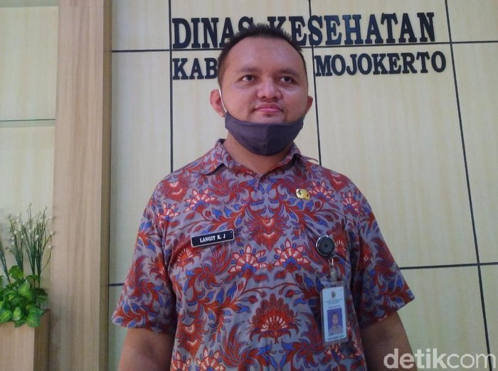 Kepala Bidang Pencegahan dan Pengendalian Penyakit (P2P) Dinas Kesehatan Kabupaten Mojokerto dr Langit Kresna Janitra dinyatakan positif Corona. Selama ini ia memimpin tim tracing untuk melacak penyebaran COVID-19 di Bumi Majapahit.