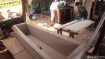 Perajin Peti Jenazah di Sumedang Kebanjiran Order