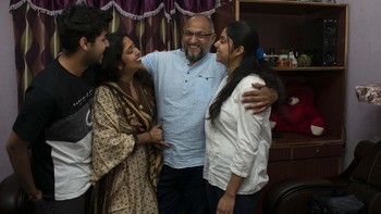 Channi Anand merayakan keberhasilannya dengan keluarga. Seperti diketahui, penghargaan Pulitzer umumnya dianggap sebagai kehormatan tertinggi yang dapat diterima oleh jurnalis dan organisasi yang berbasis di Amerika Serikat. AP Photo.  