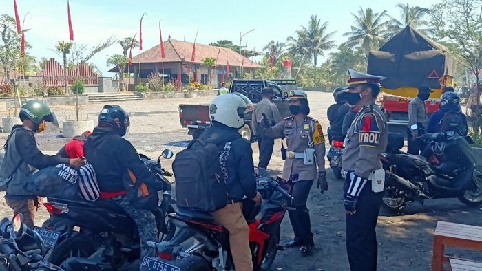 Pengendara di Bali dihalau balik saat hendak mudik.