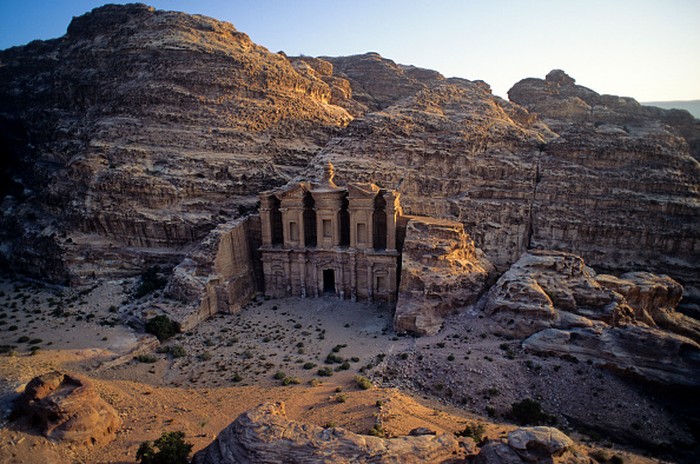 Petra merupakan kota kuno yang menjadi salah satu keajaiban dunia. Kota yang dipahat dari batu ini jadi destinasi wisata yang populer lho di Yordania.On Thursday, February 8, 2019, in Petra, Maan Governorate, Jordan. (Photo by Artur Widak/NurPhoto via Getty Images)
