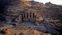 Dari sekian banyak bebatuan yang terpahat di Kota Petra, ada sebuah bangunan utama di sana. Bangunan ini merupakan sebuah istana berwarna kemerahan. Bayangkan saja bagaimana sejarah masa lalu memahat batu-batu dari bongkahan menjadi istana megah. Pastinya para penghuni Petra bukanlah sembarang bangsa berperadaban.  Soltan/Sygma via Getty Images