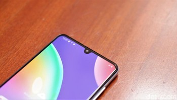 Notch tetesan air itu menjadi rumah bagi kamera selfie berukuran 20 MP. (Foto: Adi Fida Rahman/detikINET)
