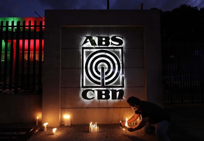 Kritik Duterte, Stasiun Televisi Terbesar di Filipina Berhenti Siaran Stasiun televisi dan radio Filipina ABS-CBN berhenti mengudara usai gagal memperpanjang izin siaran. Diduga izin tidak diberikan karena ABS-CBN mengkritik Duterte.