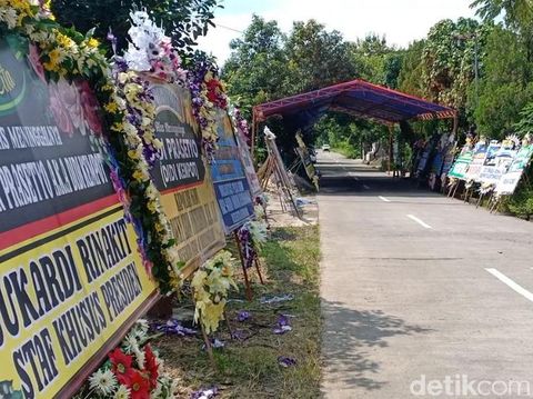 Karangan bunga di depan rumah Didi Kempot di Ngawi/