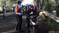Sejumlah pengendara yang masih melanggar peraturan PSBB itu pun akan mendapatkan surat peringatan dari petugas.