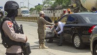 Petugas gabungan memperketat akses keluar masuk kendaraan yang akan melewati gerbang tol pada hari pertama pemberlakuan Pembatasan Sosial Berskala Besar (PSBB) di Karawang.