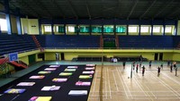 Saat persiapan ruangan, Atlet voli masih tampak berlatih bersebelahan dengan tempat tidur yang disiapkan untuk karantina pemudik di GOR Tawangalun Banyuwangi, Jawa Timur, Selasa (5/5/2020) lalu.
