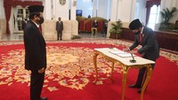 Presiden Joko Widodo (kanan) menandatangani surat pengangkatan Kepala Pusat Pelaporan dan Analisis Transaksi Keuangan (PPATK) Dian Ediana Rae.