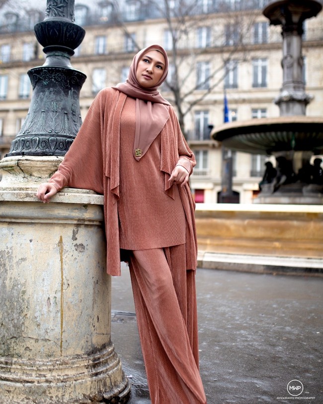 Bedanya sama Mandjha Hijab, Mandjha fokusnya ke kerudung atau hijab dan busana cantik daily. Sementara IG PRIVE focus untuk acara-acara pesta dan acara besar lainnya. Ukuran kerudung IG PRIVE juga lebih besar, jelas Ivan Gunawan. [Foto: dok. Ivan Gunawan].