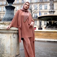 Bedanya sama Mandjha Hijab, Mandjha fokusnya ke kerudung atau hijab dan busana cantik daily. Sementara IG PRIVE focus untuk acara-acara pesta dan acara besar lainnya. Ukuran kerudung IG PRIVE juga lebih besar, jelas Ivan Gunawan. [Foto: dok. Ivan Gunawan].