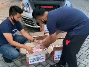 Crazy Rich Surabaya Bagi Kardus Berisi Uang, Sindir Ferdian Paleka