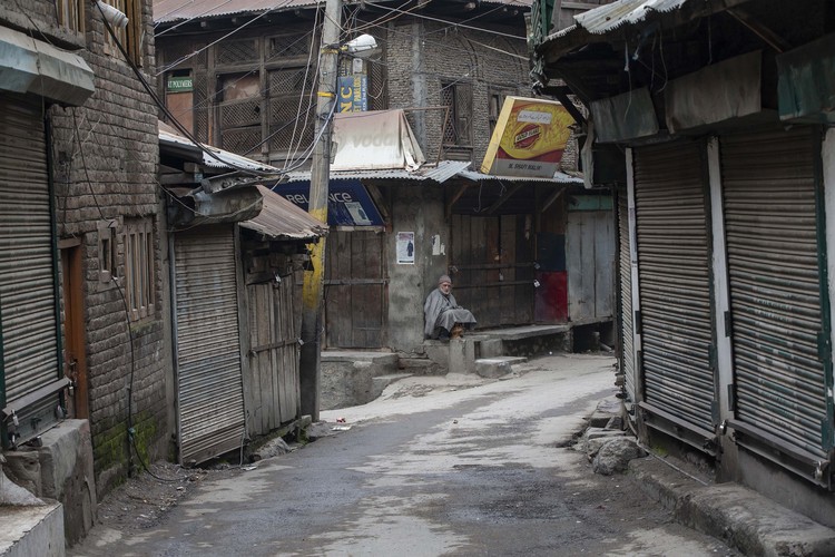 Deretan Foto Konflik Kashmir yang Berbuah Pulitzer 2020 3 Fotografer Associated Press; Dar Yasin, Mukhtar Khan, dan Channi Anand, meraih penghargaan Pulitzer 2020 untuk fotografi fitur. Merikut foto-fotonya.