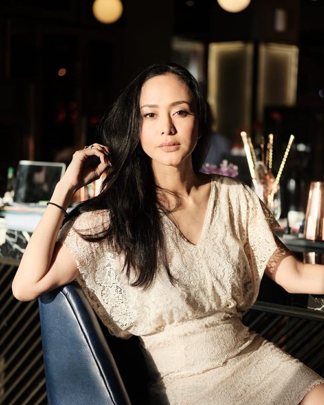 Setelah pertamakali dinyatakan positif Corona, Chika menjalani tes swab kedua dan hasilnya negatif. Namun dia harus menjalani tes swab ketiga untuk memastikan di dalam tubuhnya benar-benar sudah tidak ada virus Corona. Wanita 35 tahun itu bersyukur hasil tes swab ketiganya dirinya dinyatakan negatif virus Corona. Begitu juga dengan ayah dan ibunya. Chika dan kedua orangtuanya pun memutuskan menjalani isolasi mandiri di rumah. Foto: instagram @chikamailoa