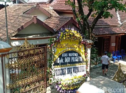 Sehari usai Didi Kempot dimakamkan, ucapan dukacita mengalir untuk keluarga yang ditinggalkan. Mulai dari pejabat, artis hingga Presiden Joko Widodo.