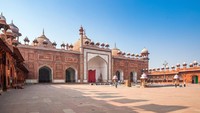 Kota itu diberi nama Fatehpur Sikri yang artinya Kota Kemenangan. Di sana dibangun istana megar dari batu pasir merah yang megah.