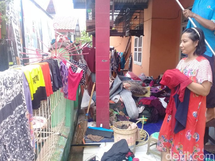Warga Cilegon masih bersih-bersih rumah setelah banjir bandang menerjang Senin (4/5) (M Iqbal/detikcom)
