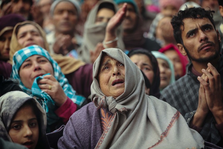 3 Fotografer Associated Press; Dar Yasin, Mukhtar Khan, dan Channi Anand, meraih penghargaan Pulitzer 2020 untuk fotografi fitur. Merikut foto-fotonya.
