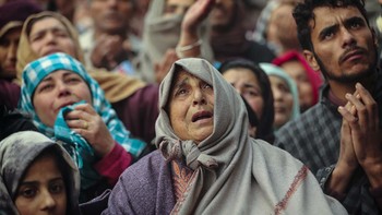 Foto karya Mukhtar Khan saat Muslim Kashmiri berdoa di masjid suci Sheikh Syed Abdul Qadir Jeelani di Srinagar, pada 9 Desember 2019. AP Photo/Mukhtar Khan.