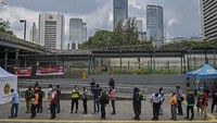 Warga yang mengantre untuk mengikuti pemeriksaan cepat atau rapid test COVID-19 di Terowongan Kendal, Jakarta, Rabu (6/5/2020) juga tetap menerapkan protokol kesehatan pyshical distancing.