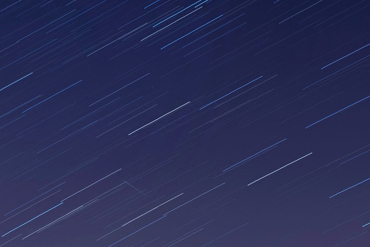 Beberapa bulan terakhir ini bumi terus dihujani oleh partikel asteroid dari luar angkasa. Setidaknya ada fenomena alam yang indah untuk dinikmati seperti hujan meteor Lyrids dan Eta Aquarids. 

Lembaga Penerbangan dan Antariksa Nasional (LAPAN) membagikan kalender astronomi yang akan terjadi pada bulan Mei ini. Salah satunya adalah fenomena alam hujan meteor Eta Aquarids yang terjadi tadi malam dan beberapa hari kedepan.