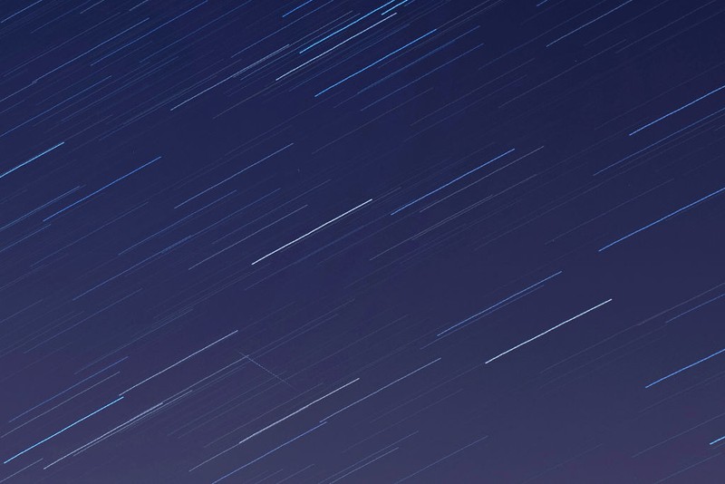 Beberapa bulan terakhir ini bumi terus dihujani oleh partikel asteroid dari luar angkasa. Setidaknya ada fenomena alam yang indah untuk dinikmati seperti hujan meteor Lyrids dan Eta Aquarids. 

Lembaga Penerbangan dan Antariksa Nasional (LAPAN) membagikan kalender astronomi yang akan terjadi pada bulan Mei ini. Salah satunya adalah fenomena alam hujan meteor Eta Aquarids yang terjadi tadi malam dan beberapa hari kedepan.