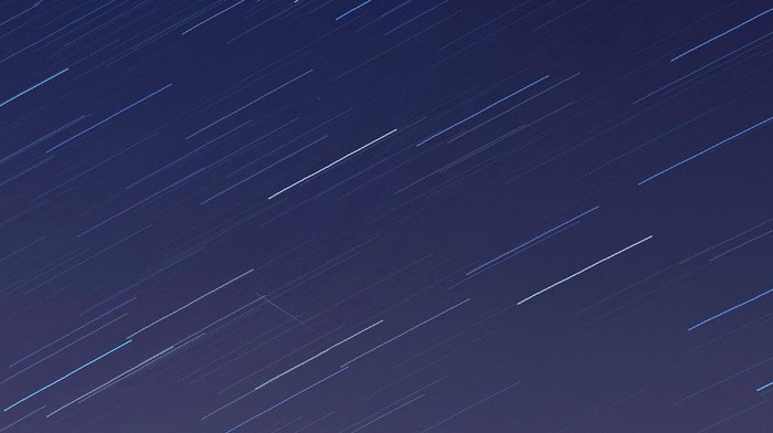 Beberapa bulan terakhir ini bumi terus dihujani oleh partikel asteroid dari luar angkasa. Setidaknya ada fenomena alam yang indah untuk dinikmati seperti hujan meteor Lyrids dan Eta Aquarids. 

Lembaga Penerbangan dan Antariksa Nasional (LAPAN) membagikan kalender astronomi yang akan terjadi pada bulan Mei ini. Salah satunya adalah fenomena alam hujan meteor Eta Aquarids yang terjadi tadi malam dan beberapa hari kedepan.