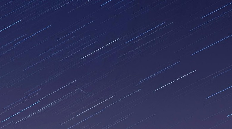 Keindahan Hujan Meteor dalam Bingkai Kamera Beberapa bulan terakhir ini bumi terus dihujani oleh partikel asteroid dari luar angkasa. Setidaknya ada fenomena alam yang indah untuk dinikmati seperti hujan meteor Lyrids dan Eta Aquarids.
Lembaga Penerbangan dan Antariksa Nasional (LAPAN) membagikan kalender astronomi yang akan terjadi pada bulan Mei ini. Salah satunya adalah fenomena alam hujan meteor Eta Aquarids yang terjadi tadi malam dan beberapa hari kedepan.