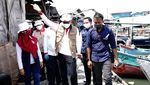 Giliran Nelayan Muara Angke Dapat Sembako dari Sandiaga Uno