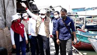 Sandiaga selaku ketua Relawan menunjukkan bahwa bukti persaudaraan antara relawan dengan masyarakat teruji seperti saat ini. Ketika penghasilan menurun, paket sembako diharapkan bisa membantun meringankan kebutuhan sehari-hari mereka. dok. Relawan COVID-19
