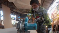 Pemesanan peti khusus bagi jenazah yang terjangkit COVID-19 mengalami lonjakan yang signifikan, hingga mengalami peningkatan 60 persen dari biasanya.