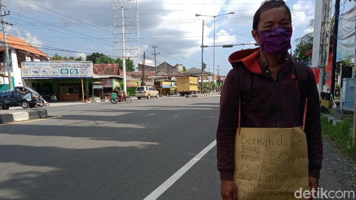 Larry saat ditemui berjalan di Jalan Yogya-Solo, Klaten, Sabtu (2/5/2020).