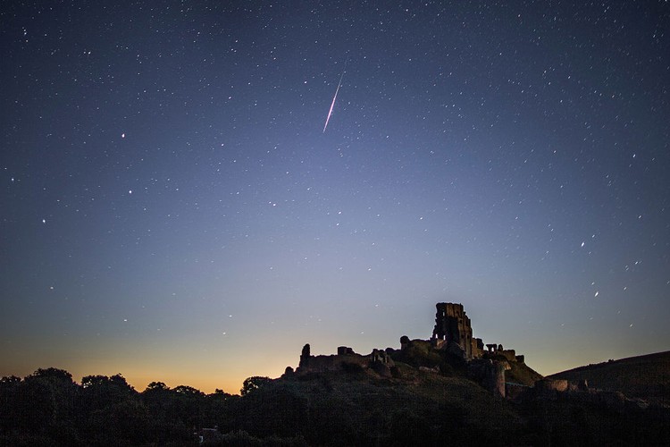 Keindahan Hujan Meteor dalam Bingkai Kamera Beberapa bulan terakhir ini bumi terus dihujani oleh partikel asteroid dari luar angkasa. Setidaknya ada fenomena alam yang indah untuk dinikmati seperti hujan meteor Lyrids dan Eta Aquarids.
Lembaga Penerbangan dan Antariksa Nasional (LAPAN) membagikan kalender astronomi yang akan terjadi pada bulan Mei ini. Salah satunya adalah fenomena alam hujan meteor Eta Aquarids yang terjadi tadi malam dan beberapa hari kedepan.