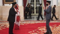 Presiden Joko Widodo (kanan) memberikan salam kepada Kepala Pusat Pelaporan dan Analisis Transaksi Keuangan (PPATK) yang baru Dian Ediana Rae.