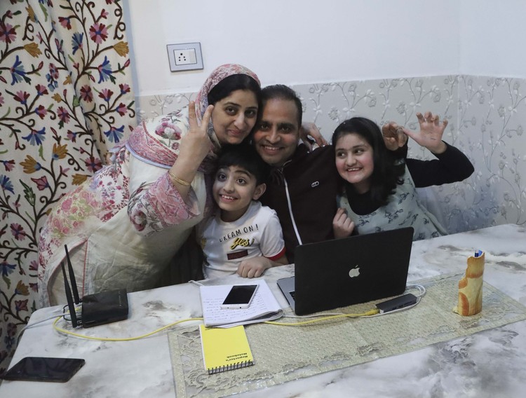 Deretan Foto Konflik Kashmir yang Berbuah Pulitzer 2020 3 Fotografer Associated Press; Dar Yasin, Mukhtar Khan, dan Channi Anand, meraih penghargaan Pulitzer 2020 untuk fotografi fitur. Merikut foto-fotonya.