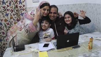 Fotografer Mukhtar Khan merayakan keberhasilannya bersama keluarga di Srinagar, Kashmir, Selasa (5/5) waktu setempat. AP Photo/Afnan Arif.