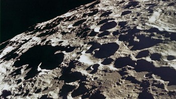 Ini adalah salah satu potret kawah di bulan seperti yang difoto selama misi pendaratan bulan Apollo 11 NASA, 20 Juli 1969. Setengah dari jumlah kawah Astronomical Union International 308 terlihat di kanan atas, pada koordinat 179,3 derajat bujur timur dan 6 derajat lintang utara. (Space Frontiers/Getty Images)