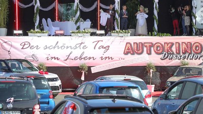 Unik! Resepsi Pernikahan di Jerman Digelar Via Drive In