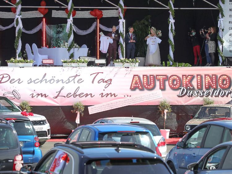 Unik! Resepsi Pernikahan di Jerman Digelar Via Drive In