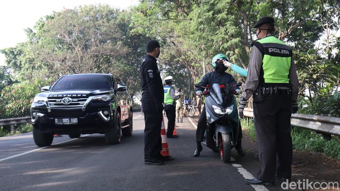 Penerapan PSBB di Kota Bandung telah diterapkan sejak beberapa waktu lalu. Meski begitu, petugas masih temukan sejumlah warga yang langgar aturan penerapan PSBB