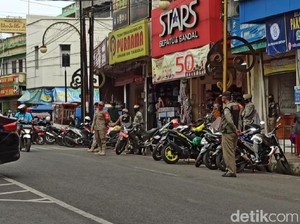 Hari Pertama PSBB, Warga Garut Tetap Santuy Belanja Baju Lebaran