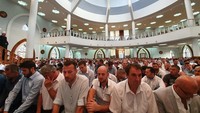 Jamaah di masjid Istiklal Dzamija.