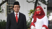 Kepala Pusat Pelaporan dan Analisis Transaksi Keuangan (PPATK) yang baru Dian Ediana Rae berpose bersama istri usai mengikuti upacara pelantikan di luar Istana Negara Jakarta.