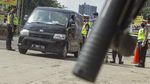Persempit Gerak Pemudik, Petugas Razia di Tol Cikampek