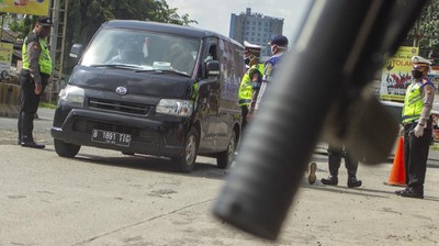 Persempit Gerak Pemudik, Petugas Razia di Tol Cikampek