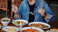 Hobi makan banyak, aneka makanan seperti seafood, sayuran, hingga lauk lainnya mampu Dory habiskan dalam waktu singkat. Foto: Instagram @doryharsa