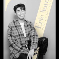 Solois Eric Nam pernah mengaku di Twitter kalau dia alergi apel. Namun Eric tidak mengungkapkan gejala alergi apa yang dia alami setelah makan apel. Foto: Instagram/@ericnam