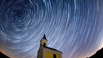 Pengambilan gambar ini adalah menggunakan salah satu teknik fotografi bulb atau slow speed. Satelit, pesawat, dan komet transit melintasi langit malam di bawah bintang-bintang yang tampaknya berputar di atas Kastil Corfe pada 12 Agustus 2016 di Kastil Corfe, Inggris. Hujan meteor Perseids terjadi setiap tahun ketika Bumi melewati awan puing yang ditinggalkan oleh Komet Swift-Tuttle, dan tampak memancar dari rasi Perseus di langit timur laut. (Getty Images/Dan Kitwood)