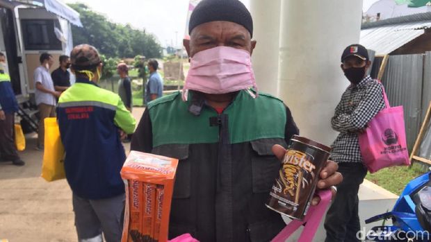 Pemkot Cilegon salurkan bantuan ke warga terdampak Corona.